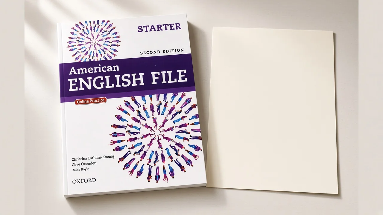 کتاب American English File Starter ویرایش دوم کنار یک برگهٔ سفید؛ برگه هنوز اسم کلاس و پلاک را ندارد